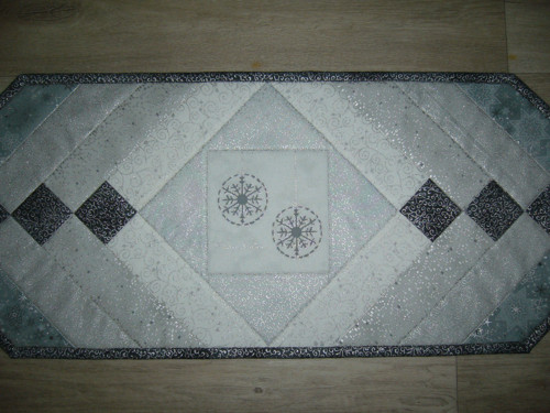 Stříbrný středový ubrus — foto 2