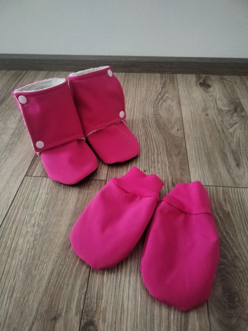 Capáčky ze softshellu s beránkem do kočárku — foto 3