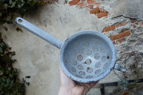Z kuchyně... smaltovaný cedník — foto 5