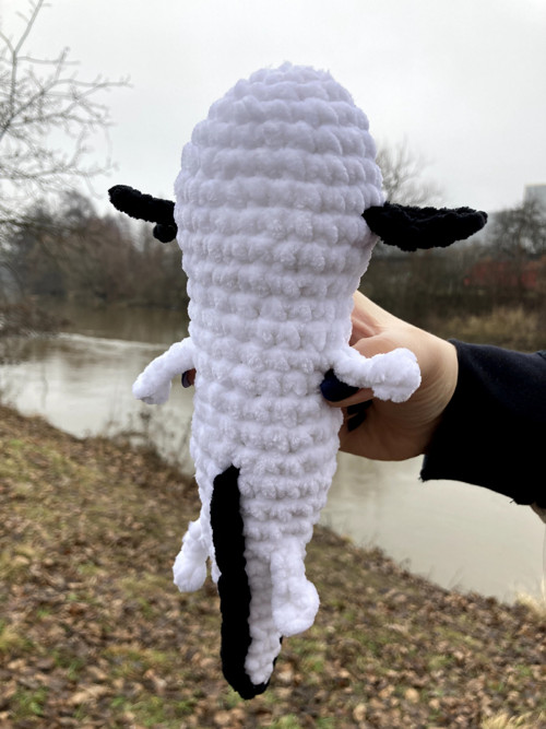 Bíločerný háčkovaný axolotl — foto 3