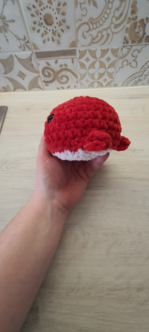 Háčkovaná velryba červená, 15 cm, hebká a squishy — foto 3