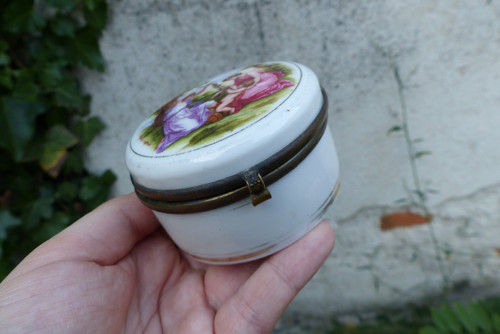 V aleji...porcelánová dóza, šperkovnice — foto 4