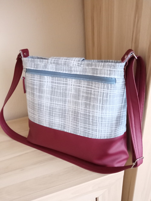 Crossbody- vínová + šedá — foto 4