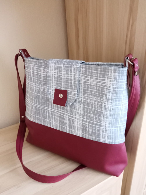 Crossbody- vínová + šedá — foto 2