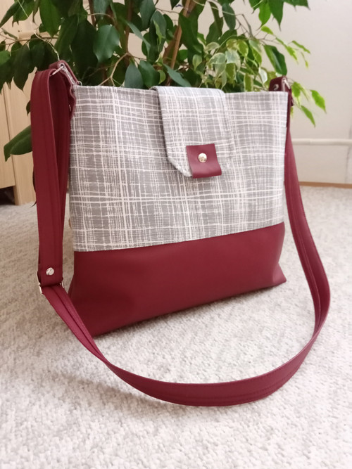Crossbody- vínová + šedá — foto 3