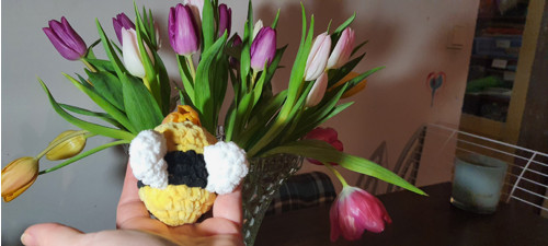 Háčkovaná včelka, 8 cm, hebká — foto 3