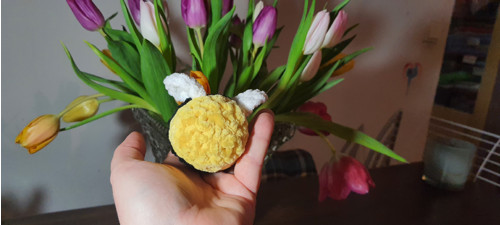 Háčkovaná včelka, 8 cm, hebká — foto 2