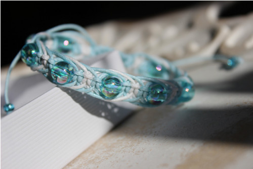 Kapky rosy. Náramek macramé — foto 4