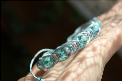 Kapky rosy. Náramek macramé — foto 2