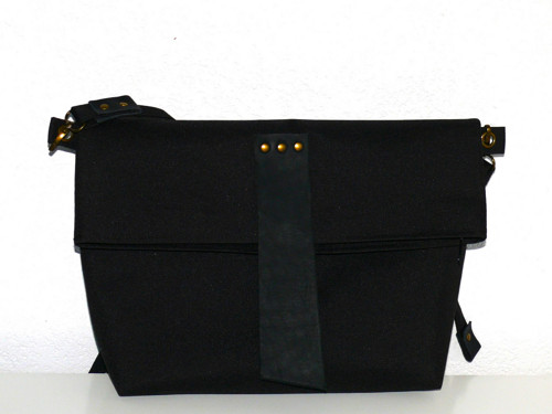 Černá kabela/crossbody s černou přezkou — foto 3