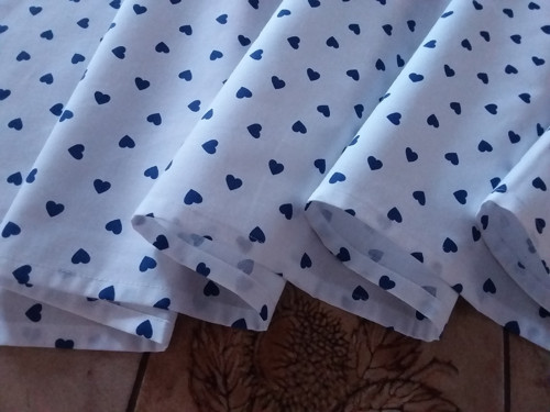 Ubrus modrá srdíčka na bílém — foto 2