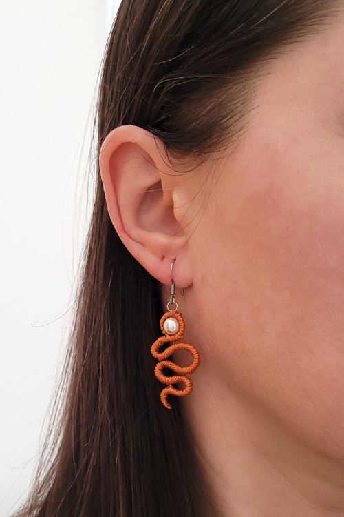 Macramé náušnice - oranžový had — foto 2