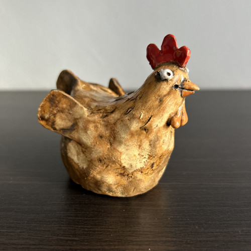 Sedící slepička — foto 3