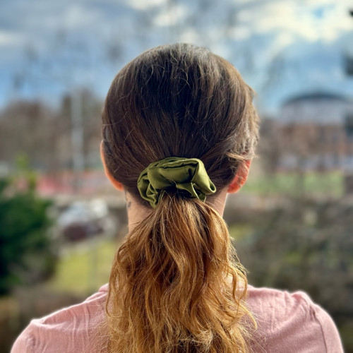 OLIVE GREEN - hedvábná scrunchie KLASIK — foto 2