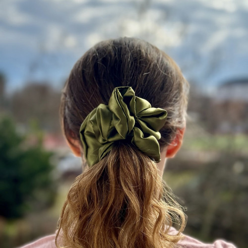 OLIVE GREEN - hedvábná scrunchie JUMBO — foto 2