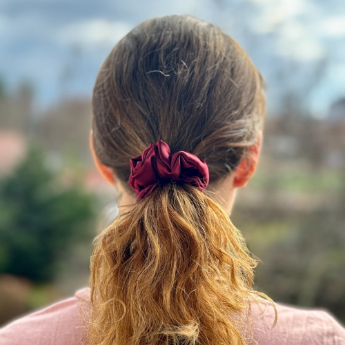 SEMISWEET WINE - hedvábná scrunchie KLASIK — foto 2