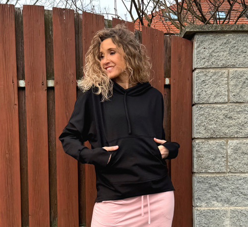 Černá mikina s kapucí — foto 2
