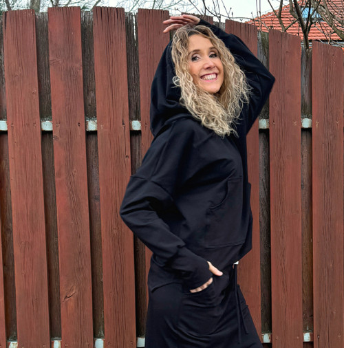 Černá mikina s kapucí — foto 6