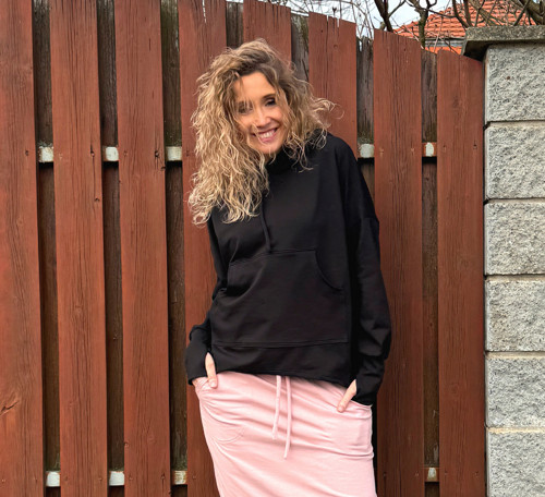 Černá mikina s kapucí — foto 3