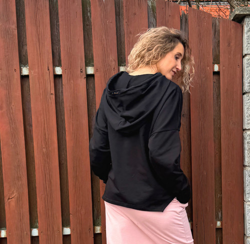 Černá mikina s kapucí — foto 4