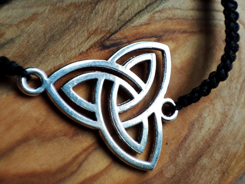 Macramé náramek KELTSKÁ TRIQUETRA — foto 2