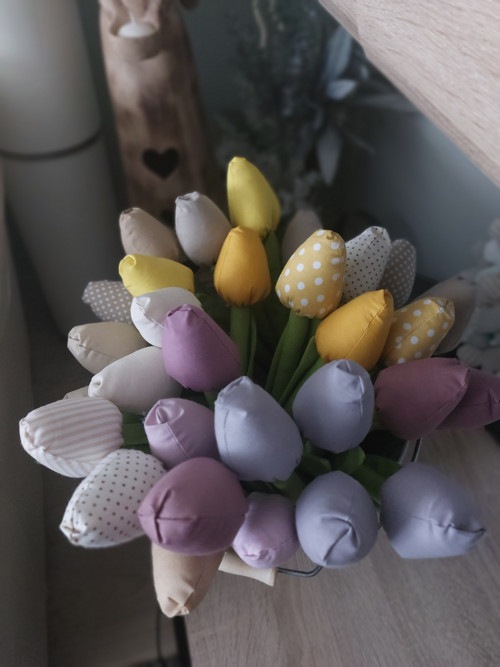 Kytice šitých tulipánů — foto 2