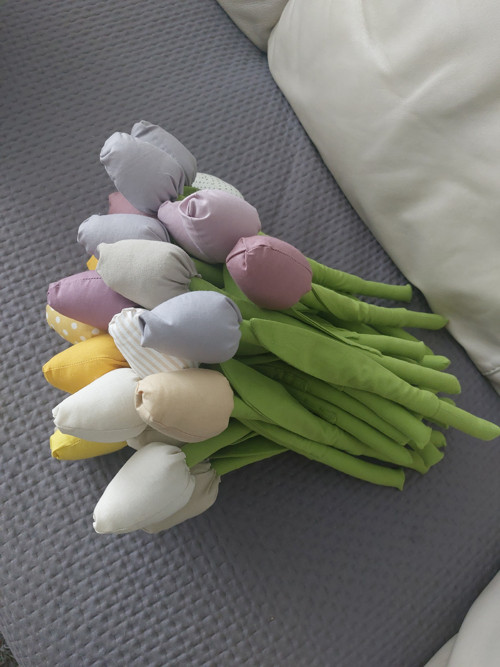 Kytice šitých tulipánů — foto 3