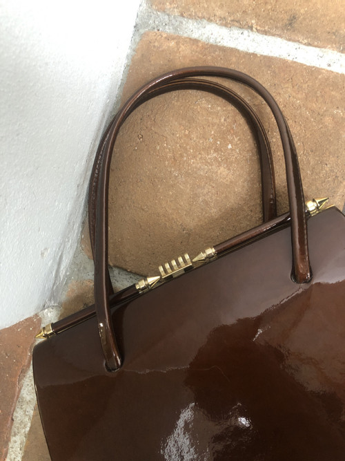 Lakovaná hnědá kabelka Real Leather — foto 5