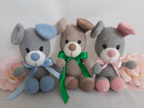 Háčkovaný pejsek šedý s modrou — foto 2