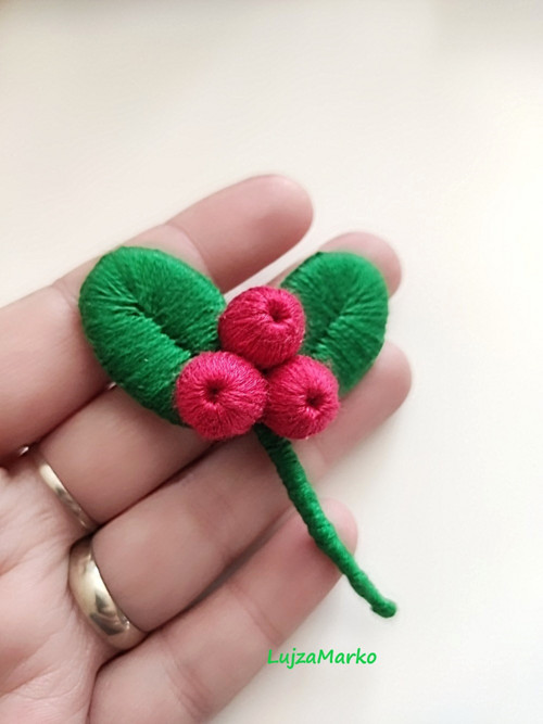Jemná vyšívaná brož — foto 4