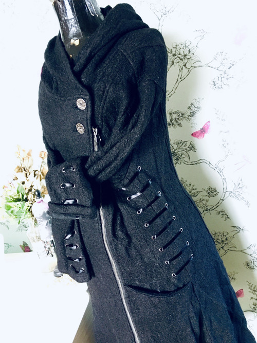 Kabát black extravagant se šněrováním — foto 3