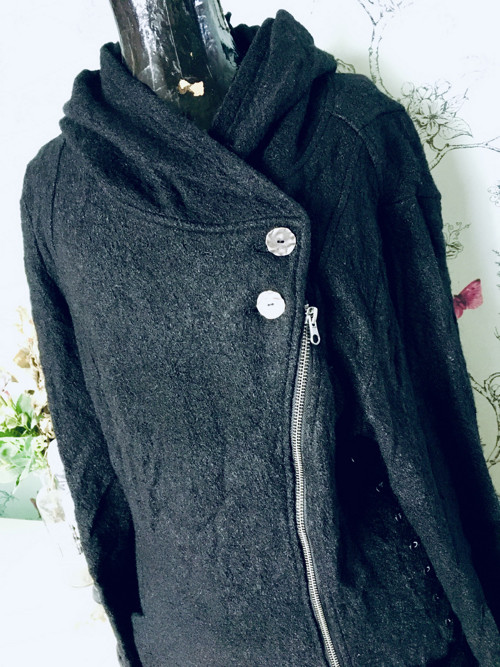 Kabát black extravagant se šněrováním — foto 2