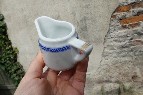 Malá porcelánová mléčenka — foto 3