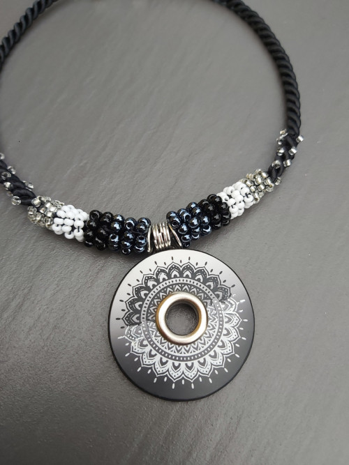 Přívěsek ČB mandala — foto 3