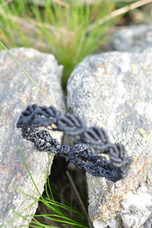 Lístkový macramé/drhaný náramek - černý — foto 2