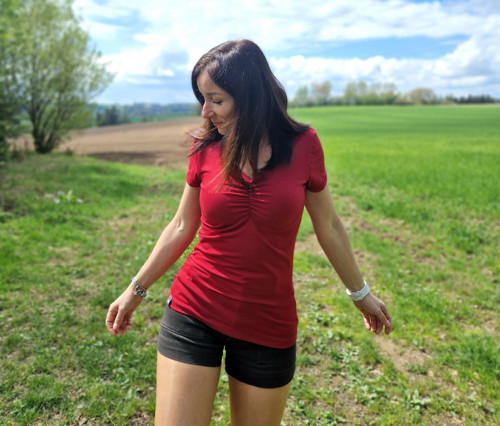 Tmavě červené řasené...M — foto 3