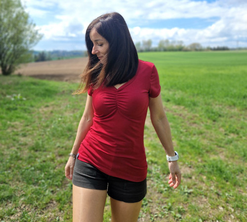 Tmavě červené řasené...L — foto 3