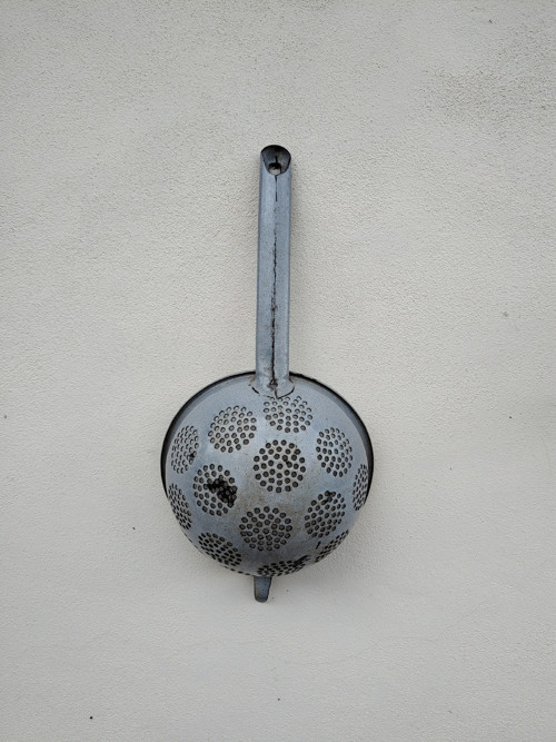 Smaltovaný šedý cedník — foto 2