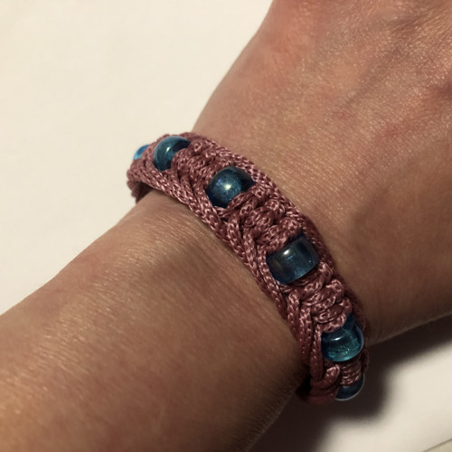 Macramé drhaný náramek s korálky — foto 4
