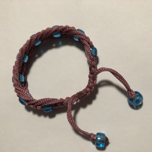 Macramé drhaný náramek s korálky — foto 3