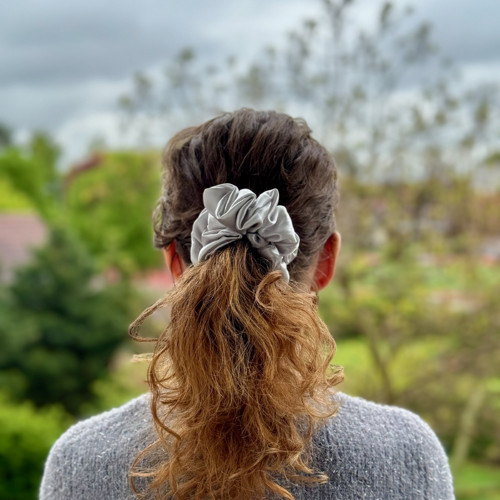 SILVER SHIMMER - hedvábná scrunchie JUMBO — foto 2