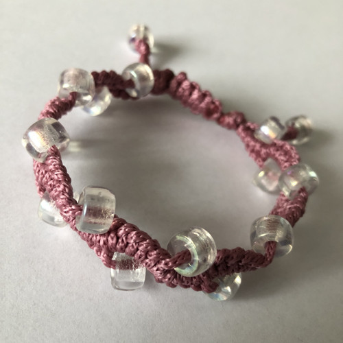 Macramé náramek se skleněnými korálky — foto 4