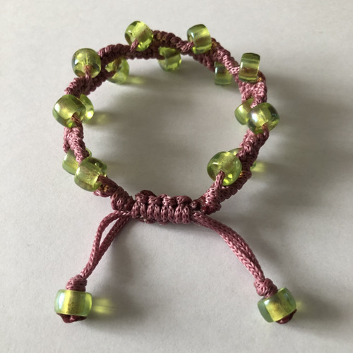 Macramé náramek se zelenými korálky — foto 4