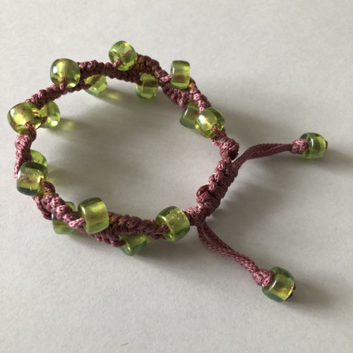 Macramé náramek se zelenými korálky — foto 3