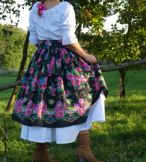 Suknica Goralská na čiernej — foto 2