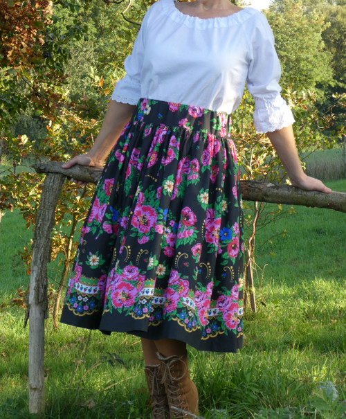 Suknica Goralská na čiernej — foto 3