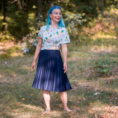 Tmavě modrá plisovaná sukně — foto 3