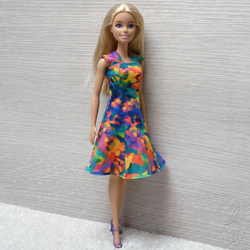 Barevné šatičky pro Barbie — foto 3