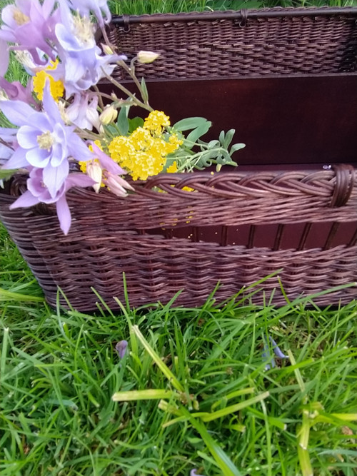 Tmavě hnědý košík s průhmatem — foto 3