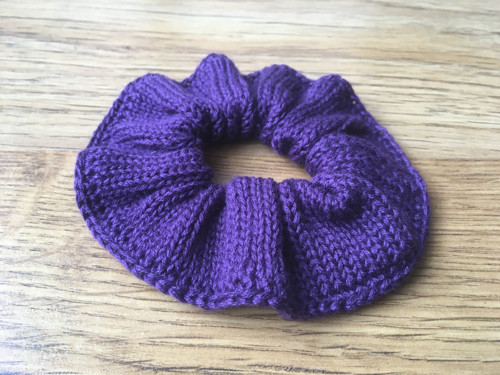 Pletená scrunchie gumička-fialová — foto 2